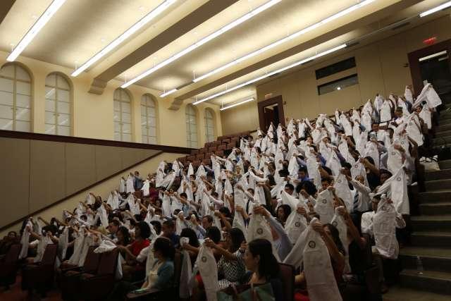 一群穿着白大褂的医学院新生的演讲厅